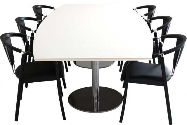 Anna konferencestol i sort ved hvidt bord